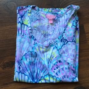 Lilly Pulitzer cap sleeve scoop neck top.